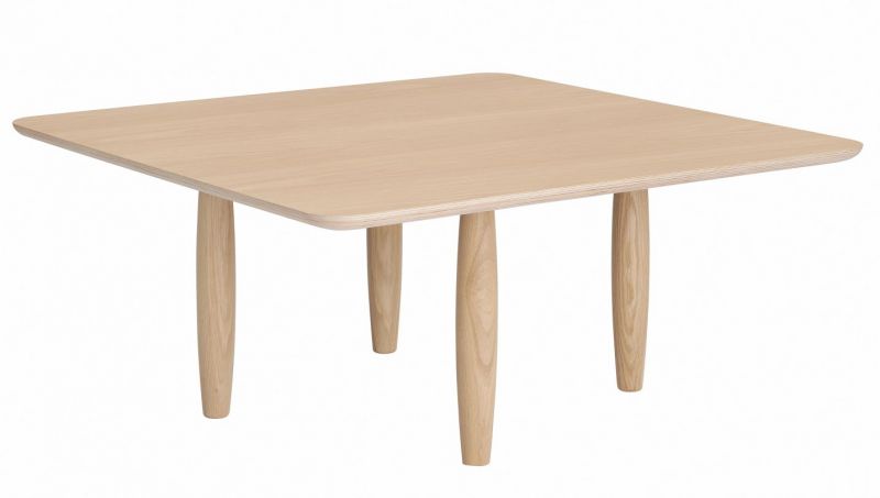 Oku Couchtisch von Norr11 aus Eiche: Quadratischer, heller Holztisch mit abgerundeten Ecken und Beinen.